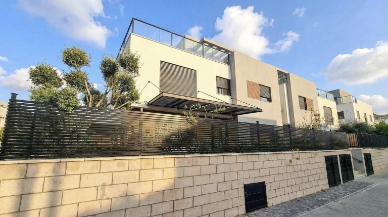 fence 4 1 Enhanced SR upscale 2x